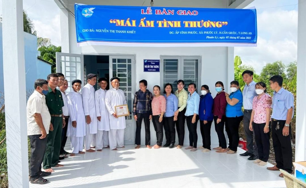 Phụ nữ huyện Cần Giuộc trao mái ấm tình thương Phụ nữ huyện Cần Giuộc trao mái ấm tình thương