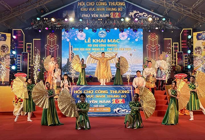 Một tiết mục văn nghệ tại lễ khai mạc. Ảnh: KHANG ANH Một tiết mục văn nghệ tại lễ khai mạc. Ảnh: KHANG ANH