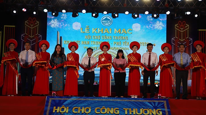 Các đại biểu tham gia nghi thức cắt băng khai mạc hội chợ. Ảnh: KHANG ANH Các đại biểu tham gia nghi thức cắt băng khai mạc hội chợ. Ảnh: KHANG ANH