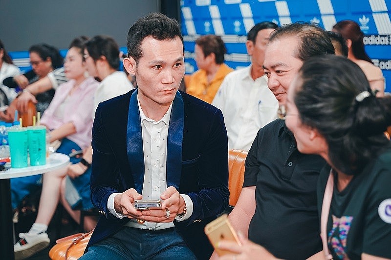   Đại biểu, khách mời được hướng dẫn cài đặt và dùng thử ứng dụng