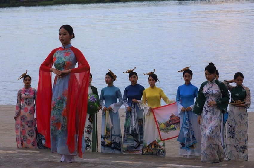 Các người mẫu trong trang phục áo dài với hình ảnh địa danh, làng nghề nổi tiếng xứ Huế Các người mẫu trong trang phục áo dài với hình ảnh địa danh, làng nghề nổi tiếng xứ Huế