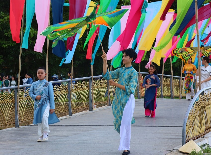 Hình ảnh diều Huế cùng với người mẫu nhí được tôn vinh cùng với áo dài Hình ảnh diều Huế cùng với người mẫu nhí được tôn vinh cùng với áo dài