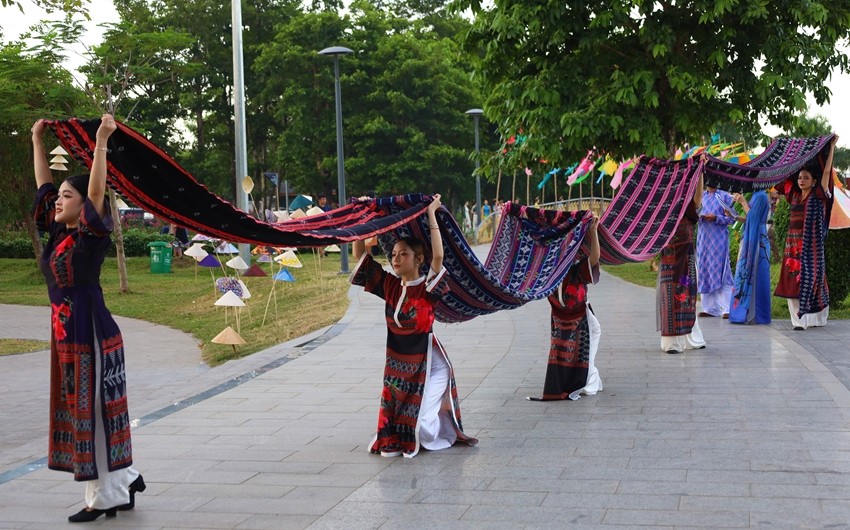 Dệt Zèng từ huyện vùng cao A Lưới cũng góp mặt với chương trình Dệt Zèng từ huyện vùng cao A Lưới cũng góp mặt với chương trình