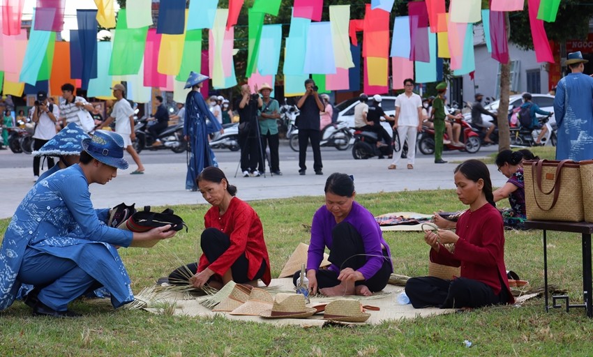 Xuyên suốt cả chương trình còn có sự góp mặt của các nghệ nhân đến từ các làng nghề Xuyên suốt cả chương trình còn có sự góp mặt của các nghệ nhân đến từ các làng nghề