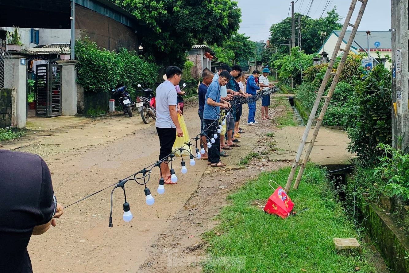 Công trình Thắp sáng đường quê lắp đặt 10 trụ đèn với chiều dài 1,5 km tại tuyến đường phố Côm, thị trấn Vụ Bản, với tổng kinh phí thực hiện 50 triệu đồng. Công trình Thắp sáng đường quê lắp đặt 10 trụ đèn với chiều dài 1,5 km tại tuyến đường phố Côm, thị trấn Vụ Bản, với tổng kinh phí thực hiện 50 triệu đồng.