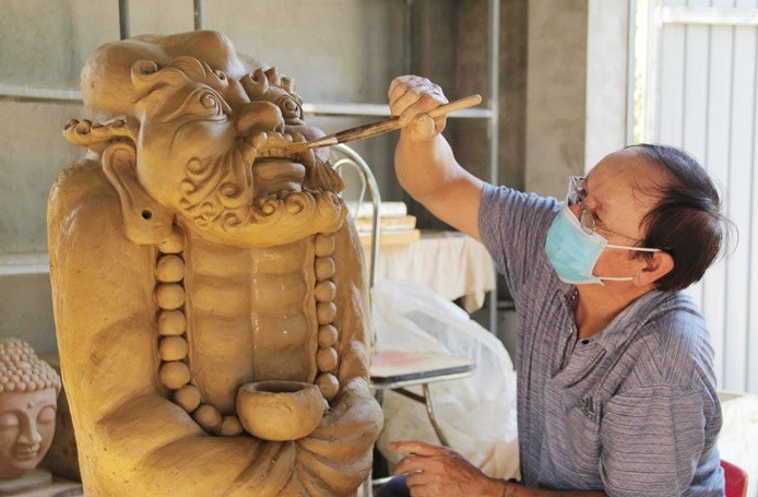 Nghệ nhân Lại Văn Tiến, làng gốm Quyết Thành, thị trấn Quế, Kim Bảng sáng tạo sản phẩm gốm Ảnh: Khánh Chi