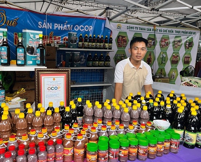 Cơ sở sản xuất nước mắm Chị Quế Ba Làng, phường Hải Thanh (thị xã Nghi Sơn) tham gia xúc tiến thương mại năm 2023. Cơ sở sản xuất nước mắm Chị Quế Ba Làng, phường Hải Thanh (thị xã Nghi Sơn) tham gia xúc tiến thương mại năm 2023.