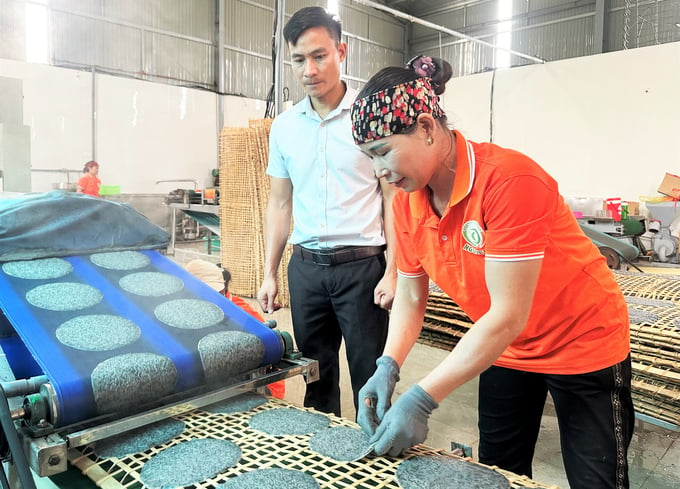 Anh Lê Văn Duẩn (áo trắng) cho biết, năm 2023, doanh thu từ hoạt động xuất khẩu bánh đa của cơ sở đạt con số hơn 1,2 tỷ đồng. Ảnh: TN.