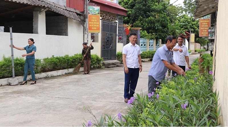 Lãnh đạo xã Yên Trường thăm, kiểm tra công tác vệ sinh môi trường tại cơ sở trong quá trình thực hiện xã NTM môi trường tại cơ sở trong quá trình thực hiện xã NTM nâng cao.nâng cao Lãnh đạo xã Yên Trường thăm, kiểm tra công tác vệ sinh môi trường tại cơ sở trong quá trình thực hiện xã NTM môi trường tại cơ sở trong quá trình thực hiện xã NTM nâng cao.nâng cao