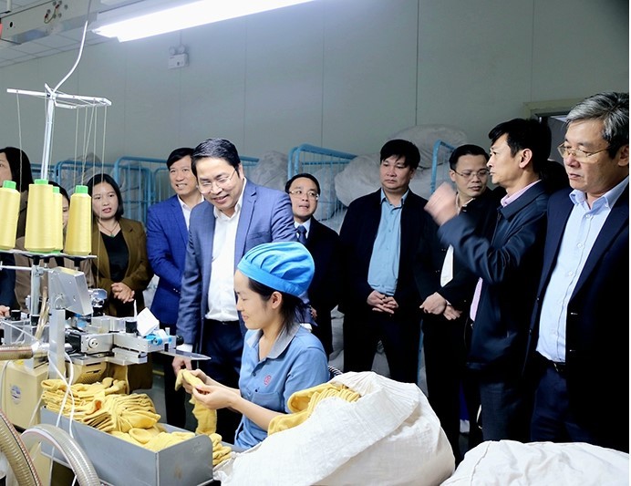 Ông Phạm Tiến Dũng, Chủ tịch UBND huyện và lãnh đạo các huyện trong Cụm thi đua số 2 của tỉnh thăm Công ty TNHH Dệt Kim Jasan Thanh Hóa tại xã Định Liên. Ông Phạm Tiến Dũng, Chủ tịch UBND huyện và lãnh đạo các huyện trong Cụm thi đua số 2 của tỉnh thăm Công ty TNHH Dệt Kim Jasan Thanh Hóa tại xã Định Liên.