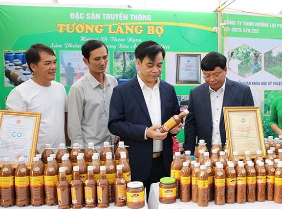 Tương làng Bợ không chỉ có hương vị thơm ngon mà còn được người dân cải thiện mẫu mã để tham gia nhiều hội chợ, triển lãm làng nghề trong và ngoài tỉnh.  Tương làng Bợ không chỉ có hương vị thơm ngon mà còn được người dân cải thiện mẫu mã để tham gia nhiều hội chợ, triển lãm làng nghề trong và ngoài tỉnh.