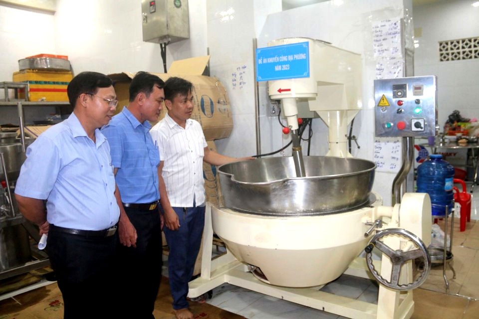 Trung tâm Khuyến công và xúc tiến thương mại tỉnh Trà Vinh nghiệm thu thiết bị máy móc hỗ trợ hộ kinh doanh Vĩnh Xương