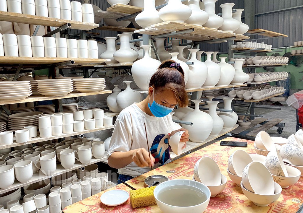 Sản xuất sản phẩm tại làng nghề gốm Bồ Bát (xã Yên Thành, huyện Yên Mô). Sản xuất sản phẩm tại làng nghề gốm Bồ Bát (xã Yên Thành, huyện Yên Mô).