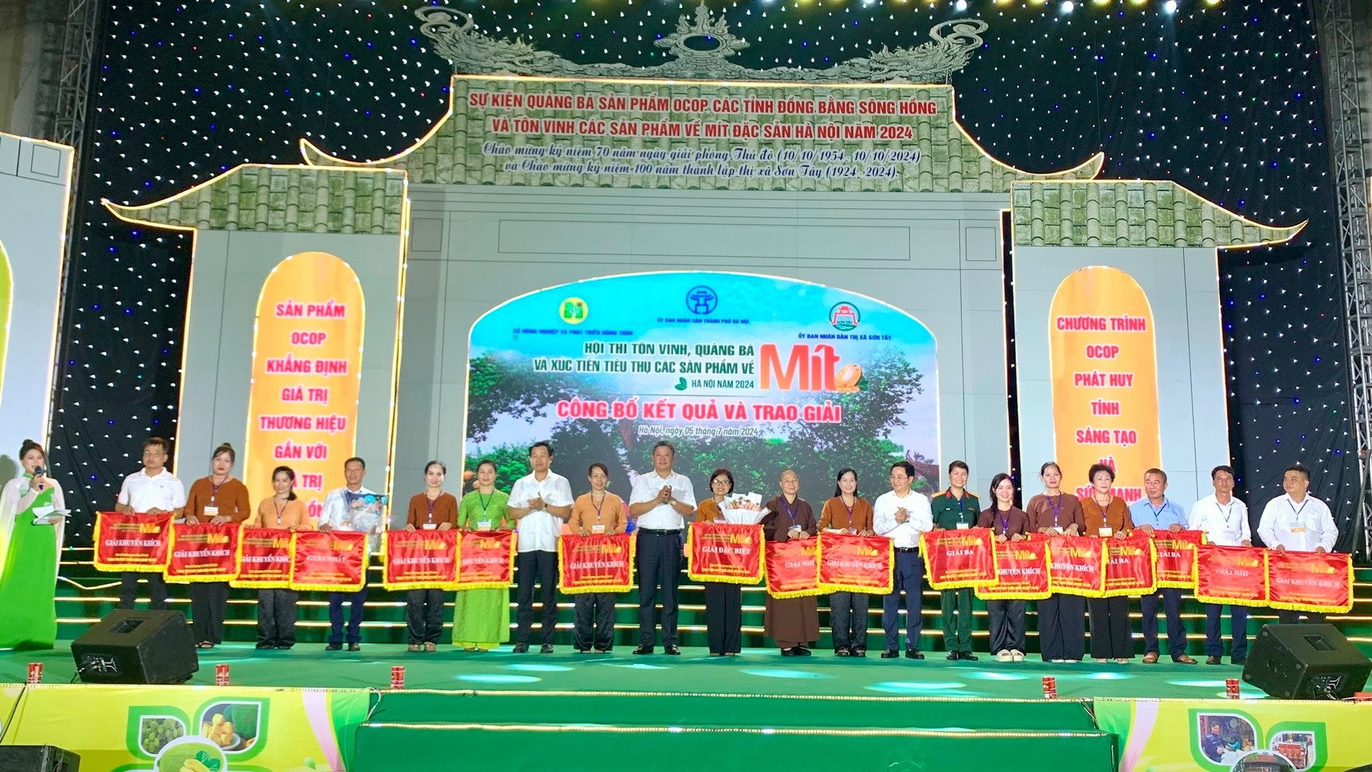 Phó Chủ tịch UBND thành phố Hà Nội Nguyễn Mạnh Quyền cùng lãnh đạo Sở Nông nghiệp và Phát triển nông thôn, thị xã Sơn Tây chúc mừng các đội đoạt giải tại Hội thi mít Hà Nội 2024.