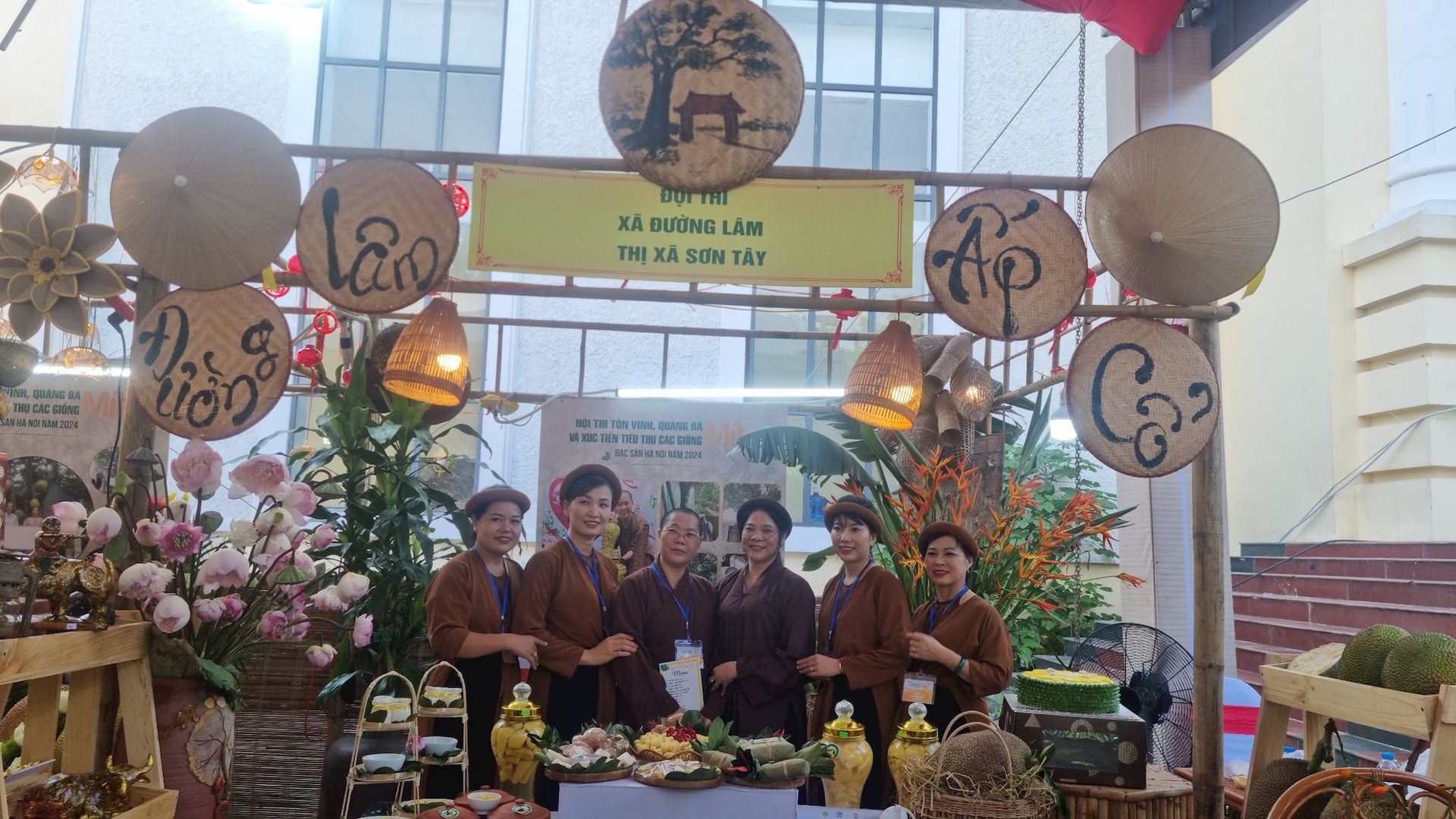 Đội thi xã Đường Lâm (thị xã Sơn Tây) tại Hội thi tôn vinh, quảng bá và xúc tiến tiêu thụ các sản phẩm về mít đặc sản Hà Nội năm 2024. 