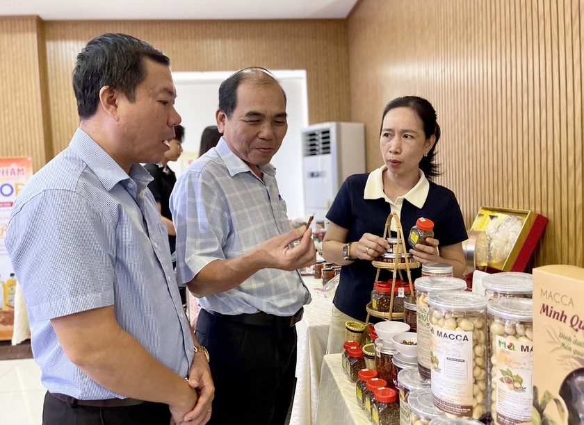 Khách hàng tìm hiểu sản phẩm OCOP của Gia Lai tại các đợt xúc tiến thương mại. Ảnh: N.D Khách hàng tìm hiểu sản phẩm OCOP của Gia Lai tại các đợt xúc tiến thương mại. Ảnh: N.D
