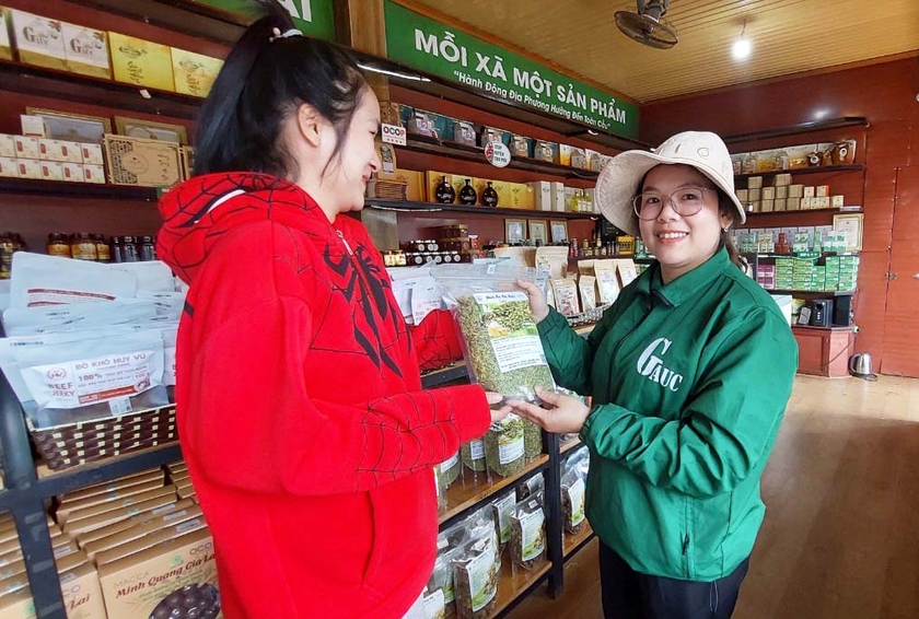 Sản phẩm OCOP Gia Lai bán tại khu du lịch Biển Hồ. Ảnh: N.D Sản phẩm OCOP Gia Lai bán tại khu du lịch Biển Hồ. Ảnh: N.D