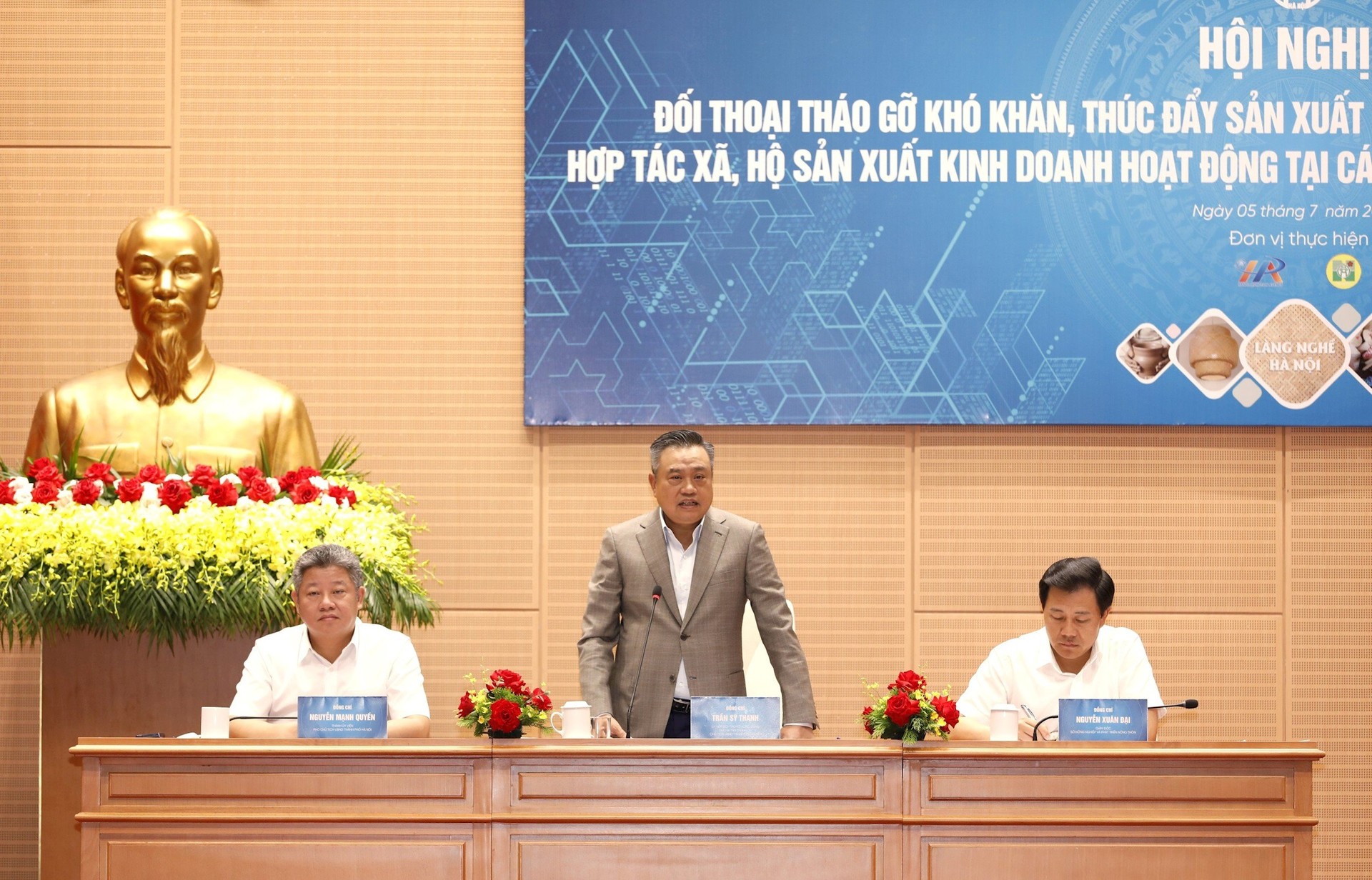 Chủ tịch UBND thành phố Hà Nội Trần Sỹ Thanh phát biểu tại hội nghị. Ảnh: Viết Thành Chủ tịch UBND thành phố Hà Nội Trần Sỹ Thanh phát biểu tại hội nghị. Ảnh: Viết Thành