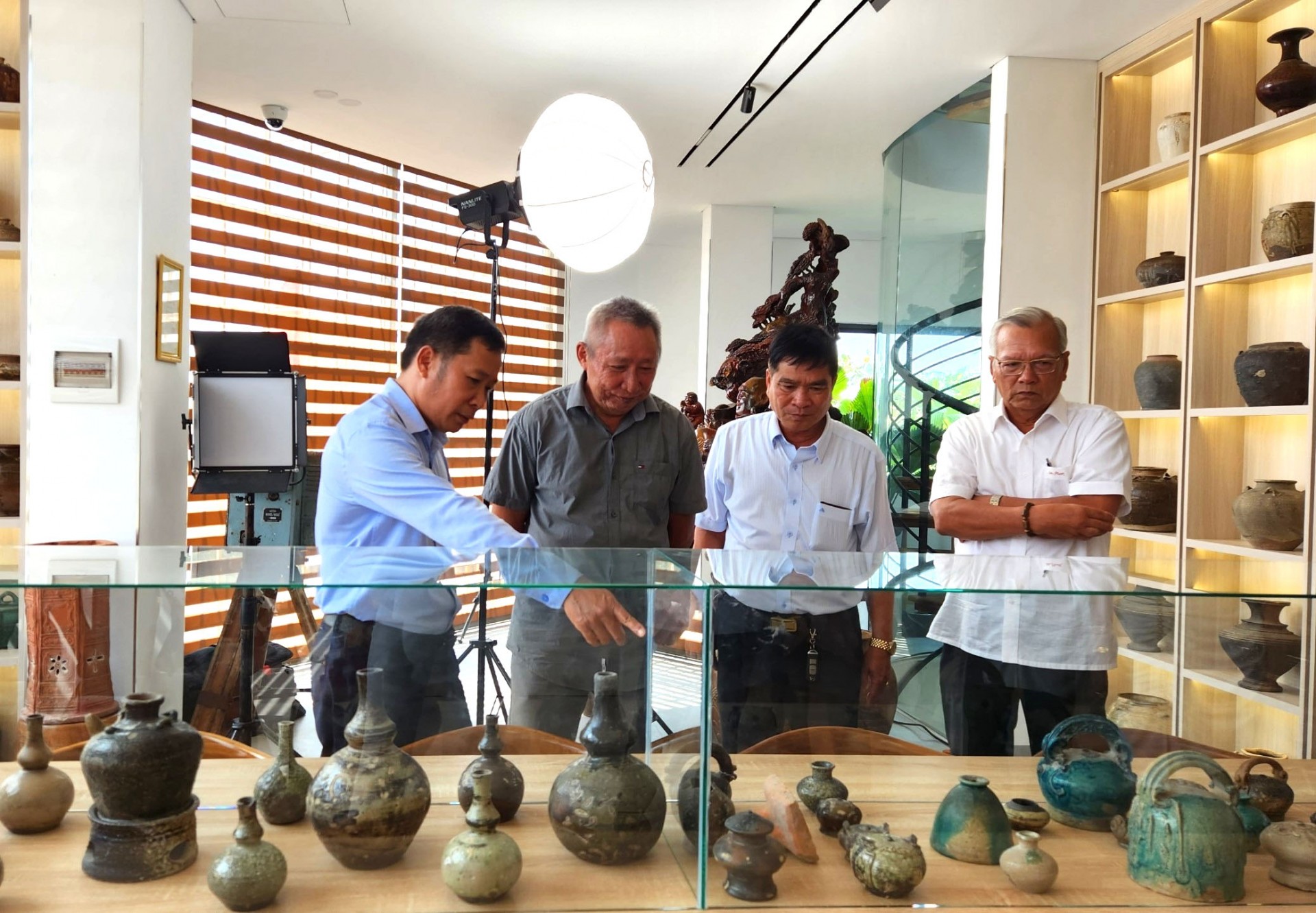 Các nhà nghiên cứu, sưu tập chiêm ngưỡng hiện vật gốm cổ Quảng Đức Các nhà nghiên cứu, sưu tập chiêm ngưỡng hiện vật gốm cổ Quảng Đức