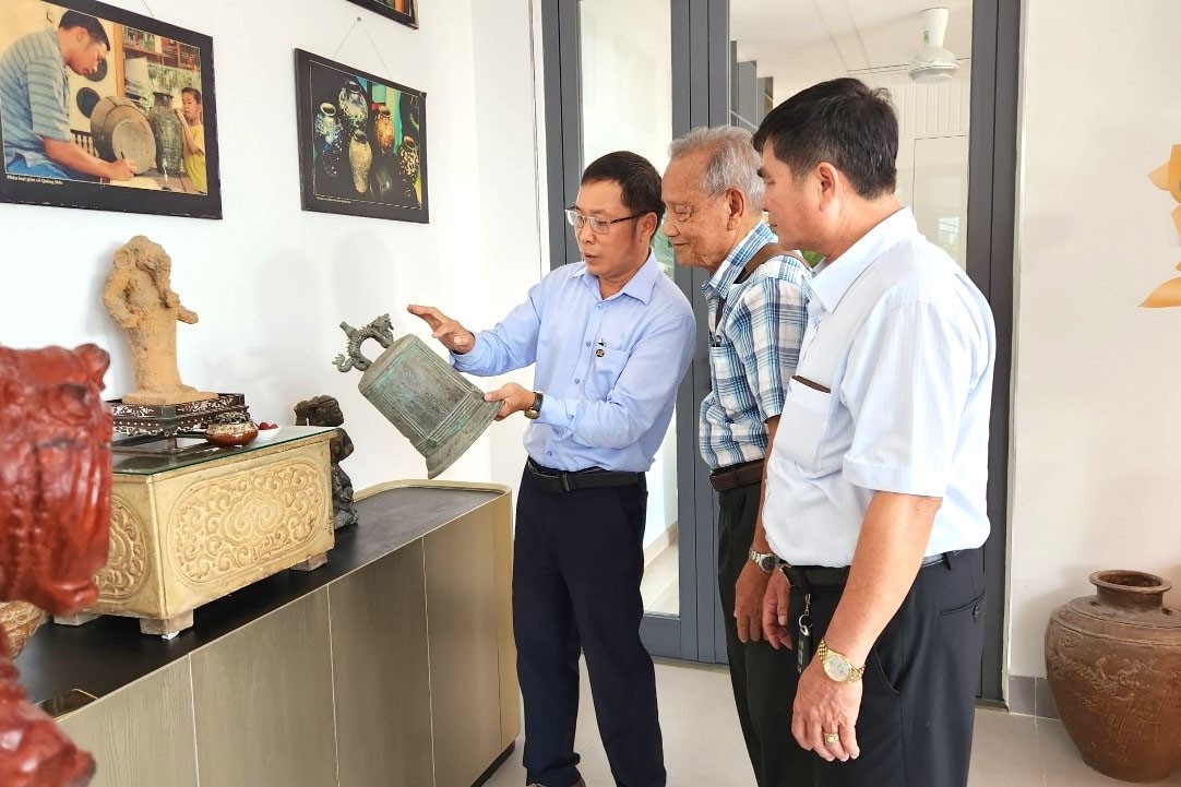 Các nhà nghiên cứu, sưu tập chiêm ngưỡng hiện vật gốm cổ Quảng Đức Các nhà nghiên cứu, sưu tập chiêm ngưỡng hiện vật gốm cổ Quảng Đức