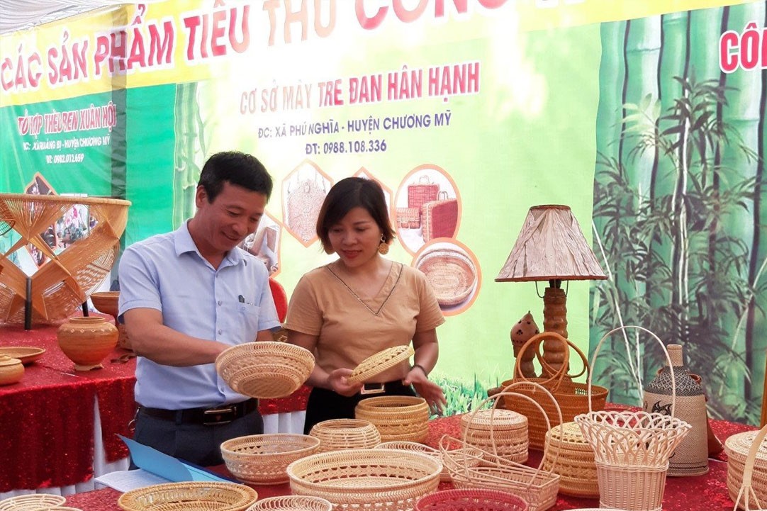 Hà Nội thường xuyên tổ chức các sự kiện, hội chợ, tuần hàng, hội thi để xúc tiến tiêu thụ sản phẩm làng nghề. Hà Nội thường xuyên tổ chức các sự kiện, hội chợ, tuần hàng, hội thi để xúc tiến tiêu thụ sản phẩm làng nghề.