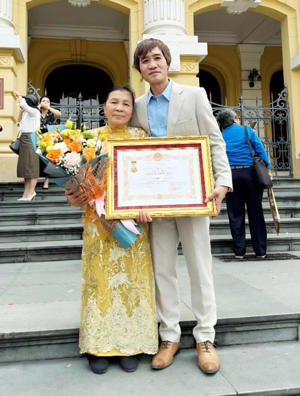 NSND Đỗ Hiền (phải) và mẹ                NSND Đỗ Hiền (phải) và mẹ