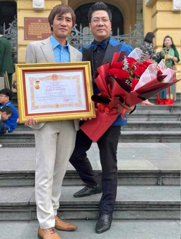 NSND  Quốc  Hưng  (phải)    NSND  Đỗ  Hiền  (trái)                               NSND  Quốc  Hưng  (phải)    NSND  Đỗ  Hiền  (trái)