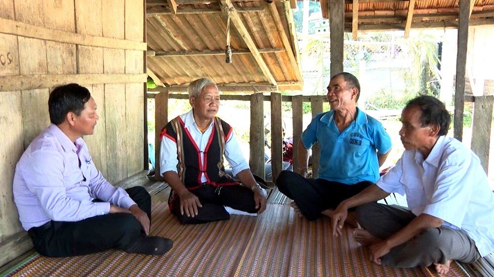 Nghệ nhân Đinh Văn Dôn (thứ 2 bên trái qua) đang trò chuyện, chia sẻ về văn hóa của đồng bào Hrê Nghệ nhân Đinh Văn Dôn (thứ 2 bên trái qua) đang trò chuyện, chia sẻ về văn hóa của đồng bào Hrê