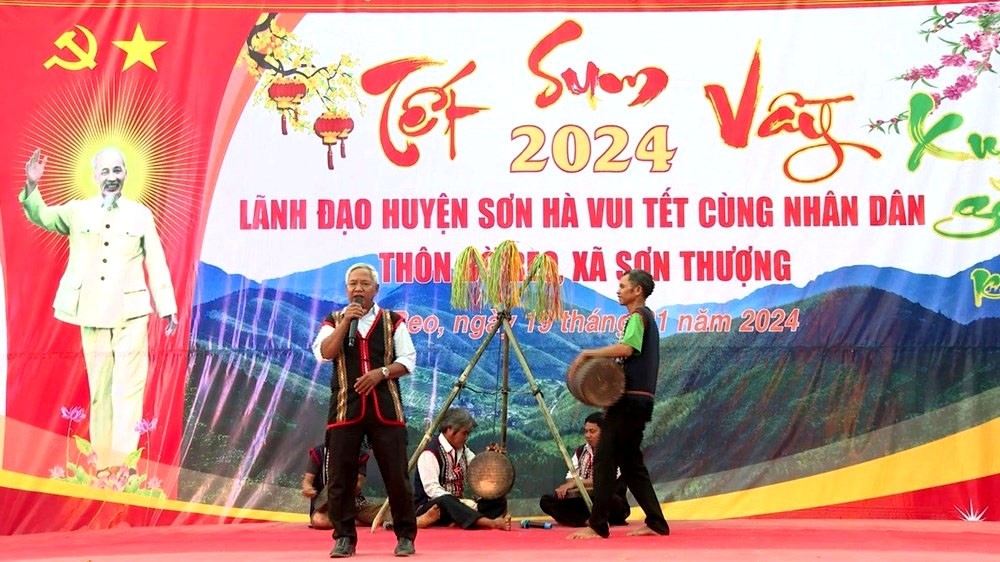 Nghệ nhân Đinh Văn Dôn tham gia trình diễn văn nghệ Nghệ nhân Đinh Văn Dôn tham gia trình diễn văn nghệ