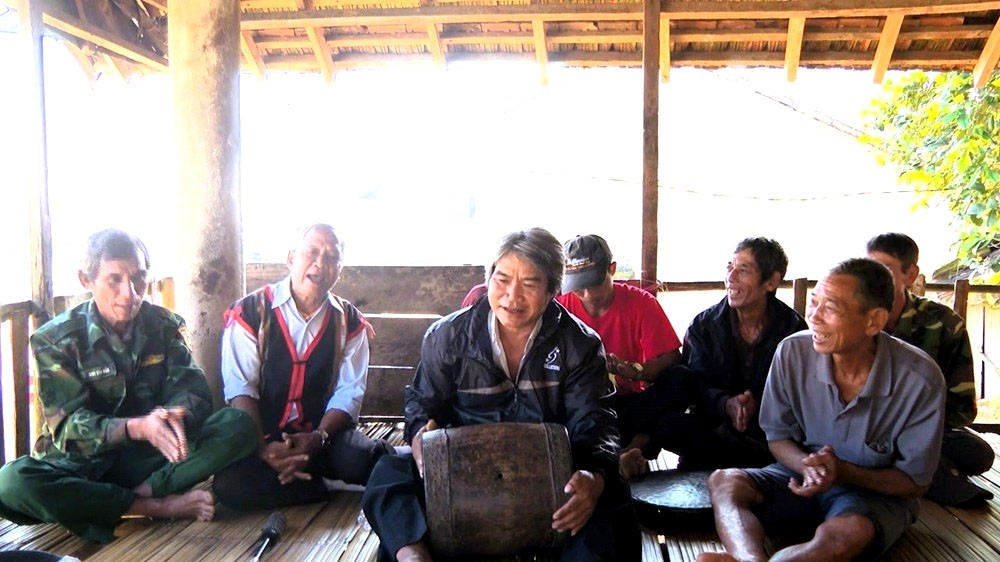 Cùng nhau sinh hoạt hát những làn điệu dân ca Cùng nhau sinh hoạt hát những làn điệu dân ca