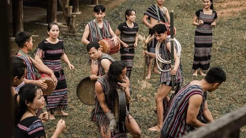 Nghệ nhân bảo tồn và phát huy bản sắc văn hóa người Hrê Nghệ nhân bảo tồn và phát huy bản sắc văn hóa người Hrê