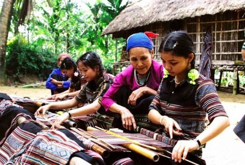 Nghệ nhân bảo tồn và phát huy bản sắc văn hóa người Hrê Nghệ nhân bảo tồn và phát huy bản sắc văn hóa người Hrê