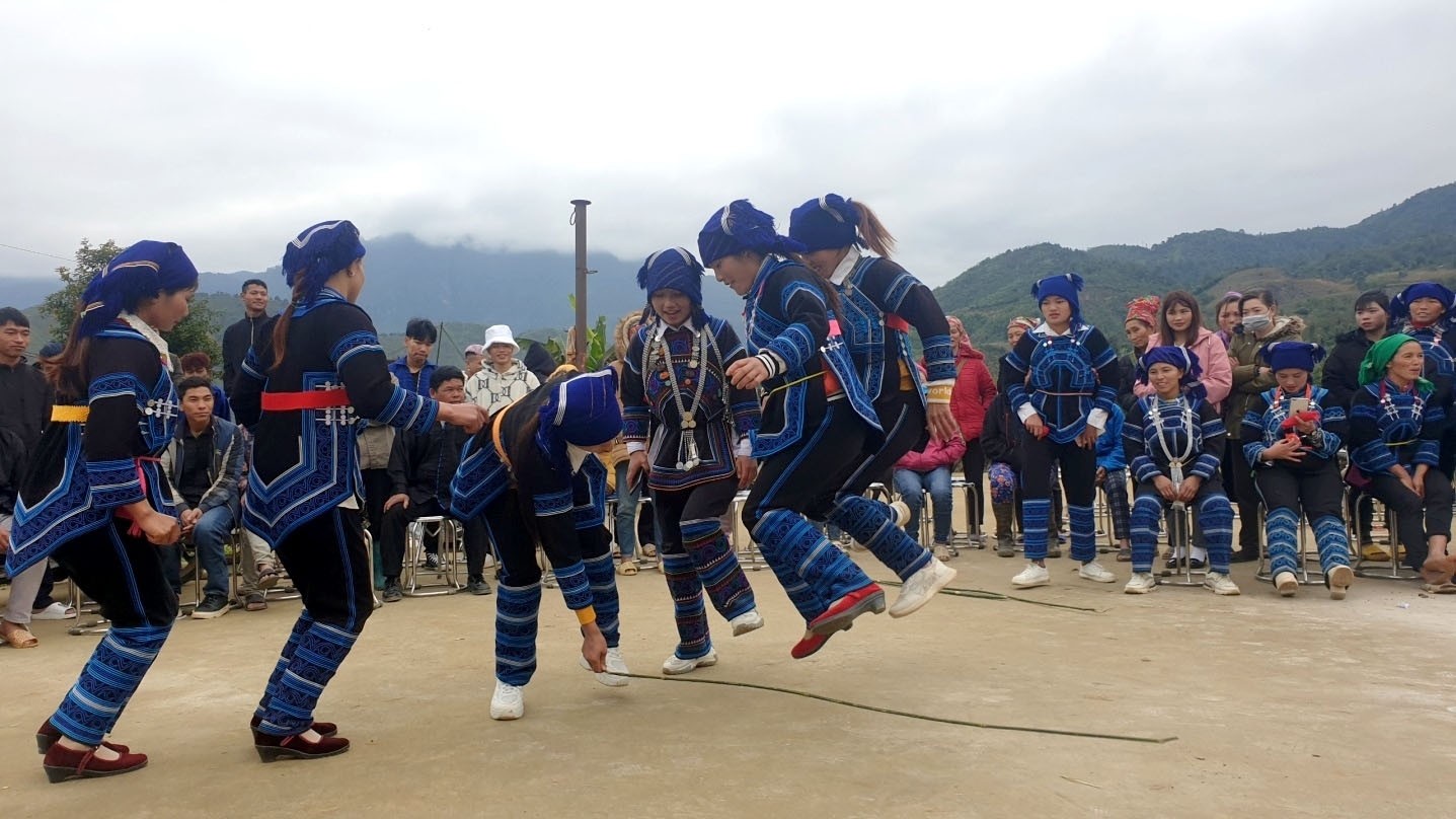 Đồng bào Hà Nhì trong các trò chơi truyền thống tại Lễ hội Khô già già Đồng bào Hà Nhì trong các trò chơi truyền thống tại Lễ hội Khô già già