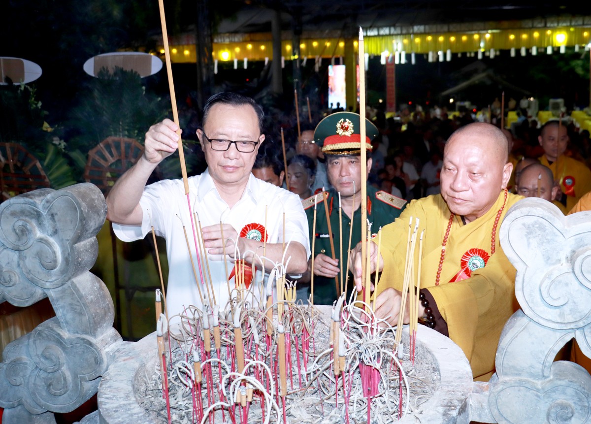 Phó Bí thư Thường trực Tỉnh ủy, Chủ tịch HĐND tỉnh Thào Hồng Sơn thắp hương tưởng nhớ các AHLS.