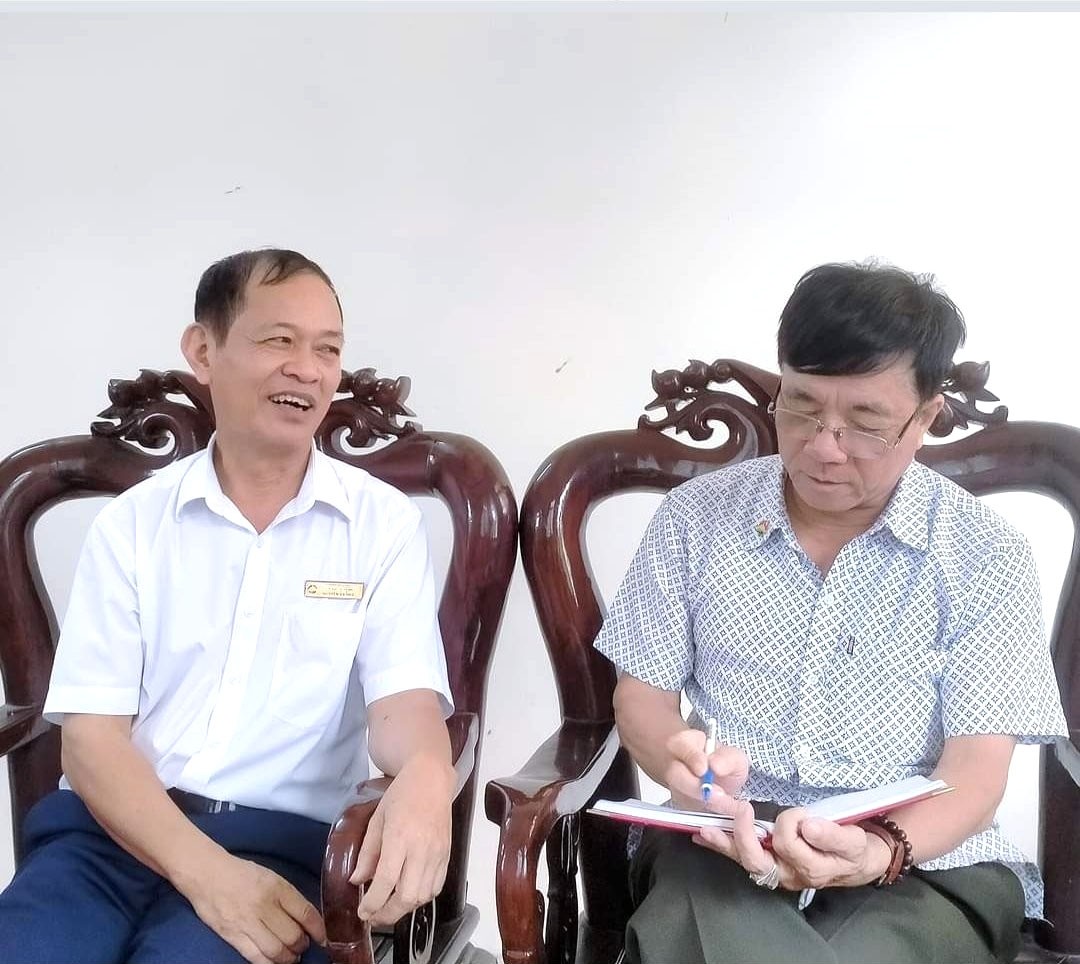 Ông Nguyễn Bá Hoà, Bí thư Đảng ủy, Chủ tịch HĐND xã Minh Châu (bên  trái)