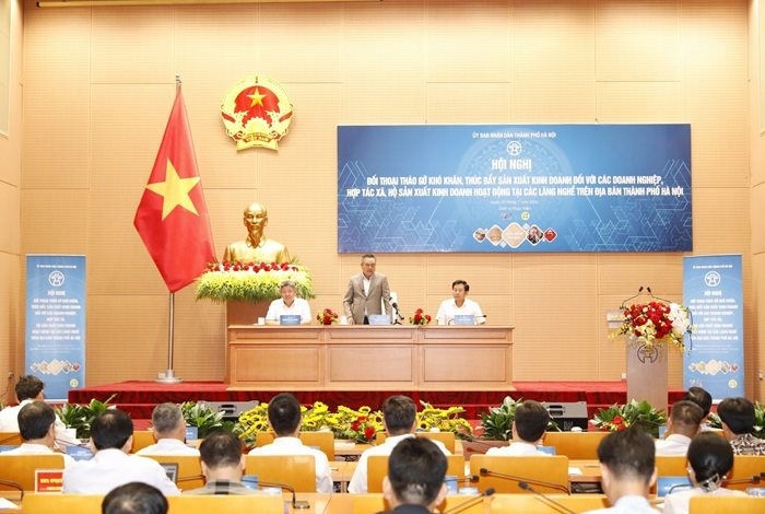 UBND Thành phố Hà Nội tổ chức Hội nghị đối thoại tháo gỡ khó khăn, thúc đẩy sản xuất kinh doanh đối với các doanh nghiệp, hợp tác xã, hộ sản xuất kinh doanh hoạt động tại các làng nghề. UBND Thành phố Hà Nội tổ chức Hội nghị đối thoại tháo gỡ khó khăn, thúc đẩy sản xuất kinh doanh đối với các doanh nghiệp, hợp tác xã, hộ sản xuất kinh doanh hoạt động tại các làng nghề.