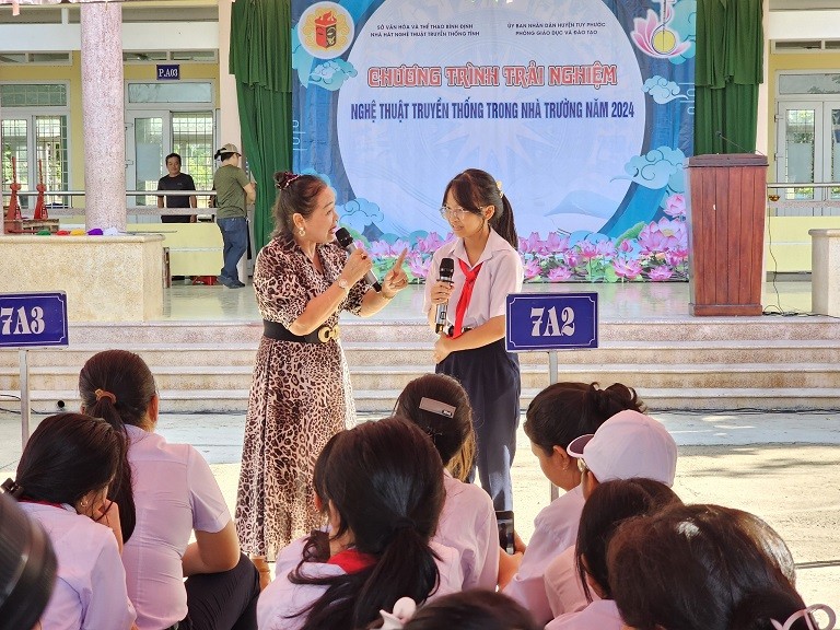 Học sinh Bình Định tham gia trải nghiệm nghệ thuật truyền thống Học sinh Bình Định tham gia trải nghiệm nghệ thuật truyền thống