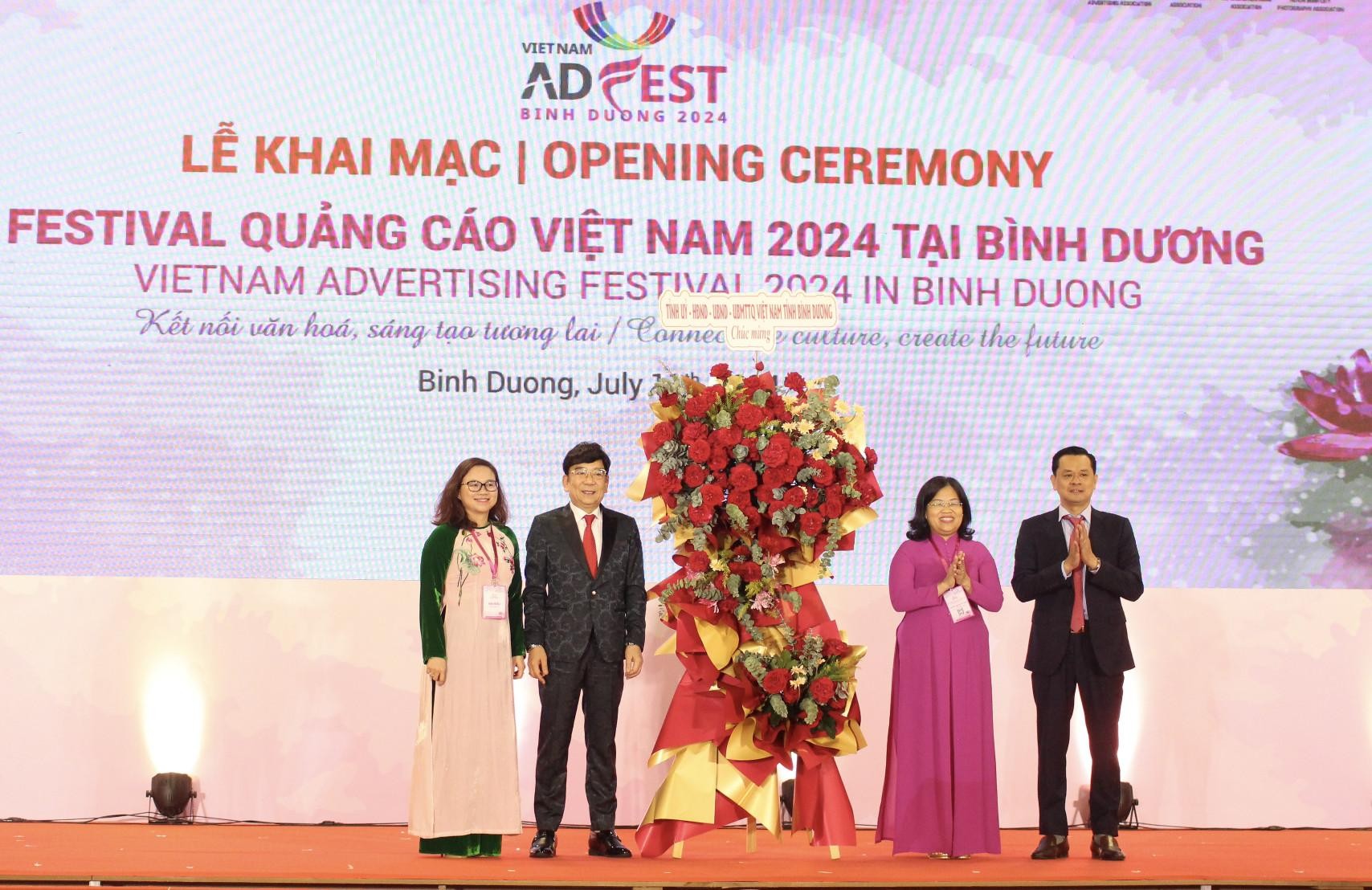 Lãnh đạo tỉnh Bình Dương tặng hoa chúc mừng Ban Tổ chức Festival Quảng cáo Việt Nam 2024.