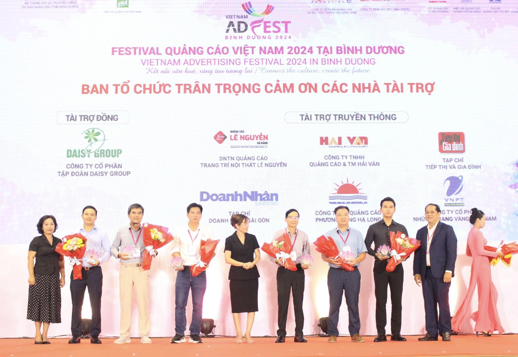 Ban Tổ chức Festival Quảng cáo Việt Nam 2024 tặng hoa và Kỷ niệm chương cảm ơn các nhà tài trợ.