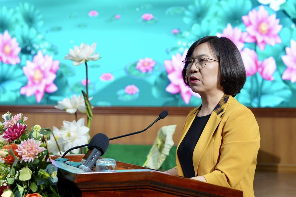 Bí thư Quận uỷ Tây Hồ Lê Thị Thu Hằng phát biểu tham luận tại hội nghị.