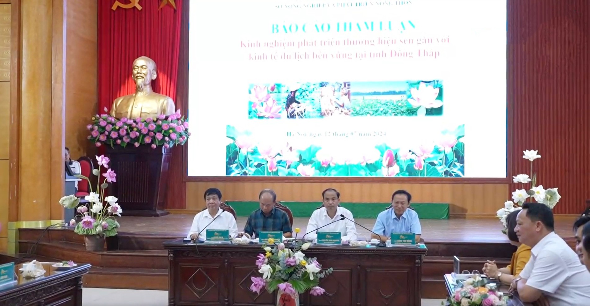 Hội thảo bảo tồn và phát triển hoa sen Việt Nam.