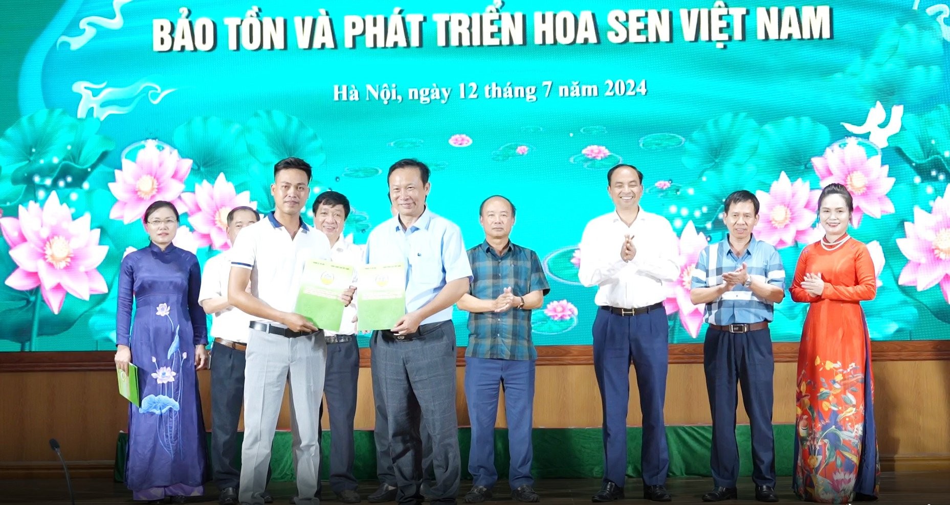 Các đại biểu trao giấy chứng nhận hợp tác phát triển nghề trồng sen và các sản phẩm liên quan đến sen.