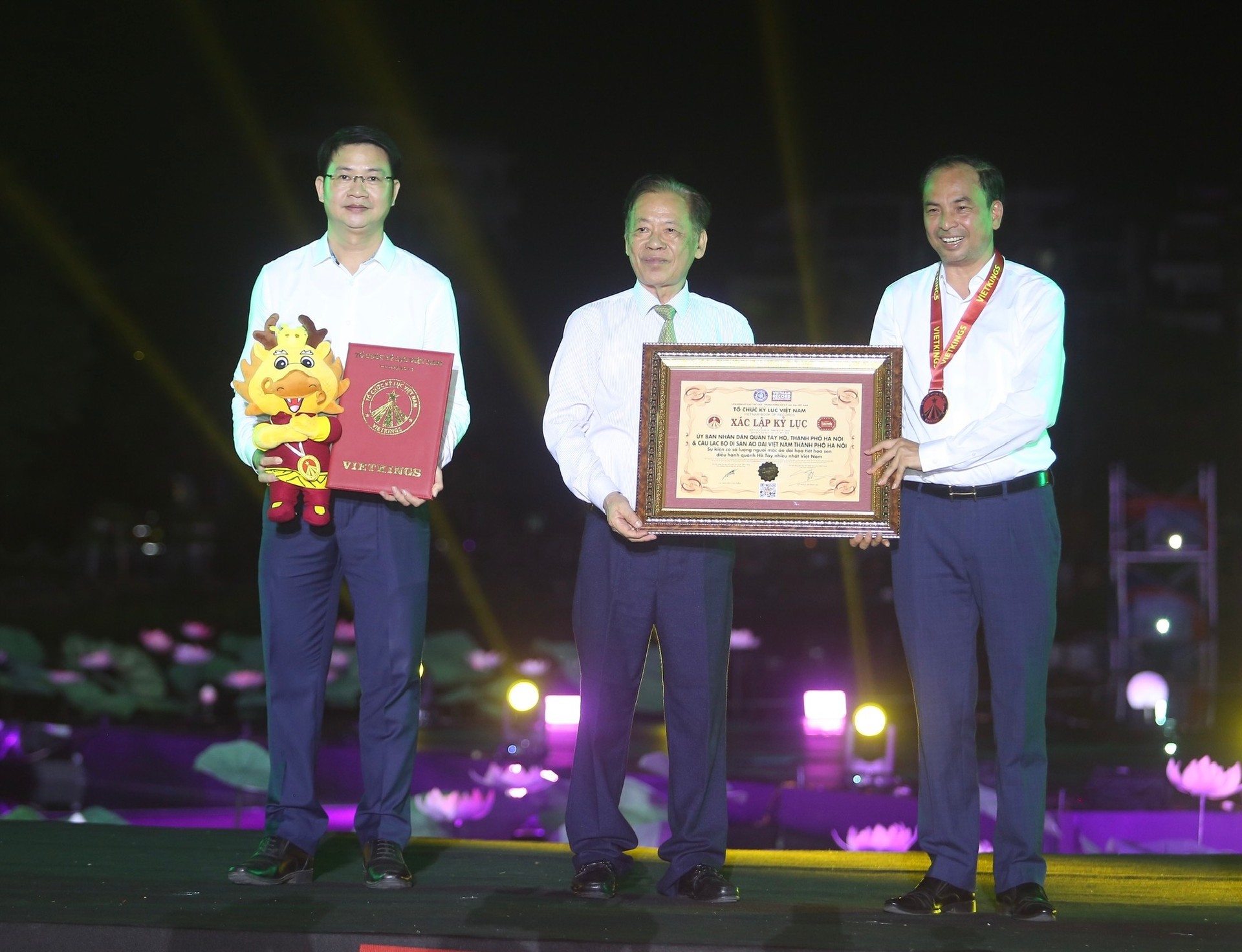 Sắc Sen Tây Hồ - Tôn vinh nét đẹp văn hóa của Thăng Long - Hà Nội Sắc Sen Tây Hồ - Tôn vinh nét đẹp văn hóa của Thăng Long - Hà Nội