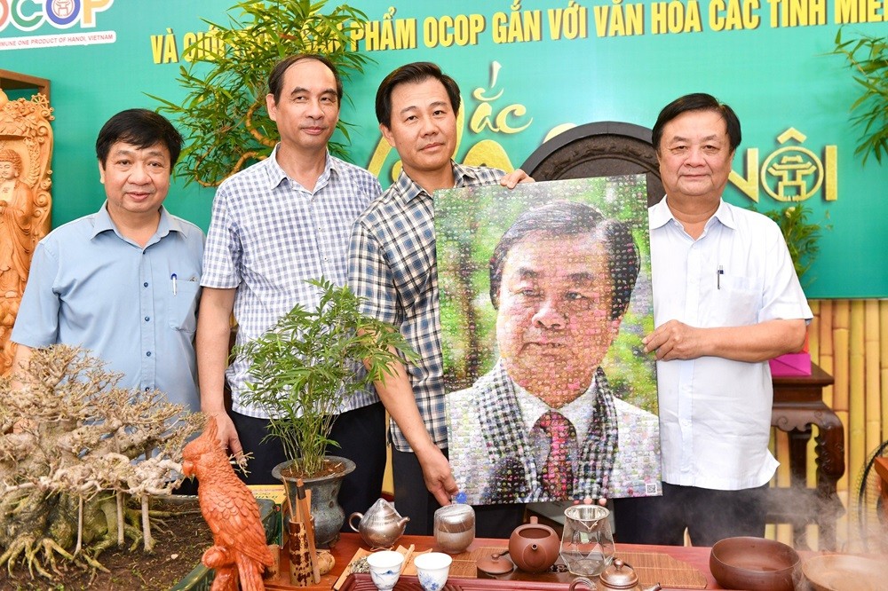 Giám đốc Sở NNPTNT Hà Nội Nguyễn Xuân Đại tặng quà lưu niệm là bức tranh chân dung Bộ trưởng Lê Minh Hoan.