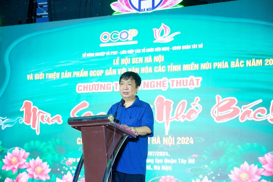 3.	Ông Nguyễn Văn Chí, Phó Chánh văn phòng thường trực Văn phòng Điều phối xây dựng nông thôn mới Hà Nội phát biểu tại buổi lễ 