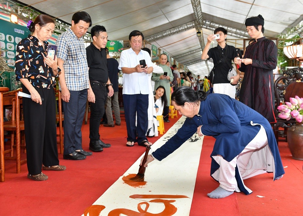 Tại Lễ hội sen Hà Nội 2024, du khách được giới thiệu các sản phẩm OCOP và đặc sản về sen; tham quan các khu trải nghiệm về sản phẩm sen (tranh, ảnh, sơn mài, thơ ca); khu trưng bày không gian giới thiệu trình diễn sản phẩm như hoa sen, tơ sen, chè sen, xôi sen, thủ công mỹ nghệ về sen, sản phẩm trang trí từ sen