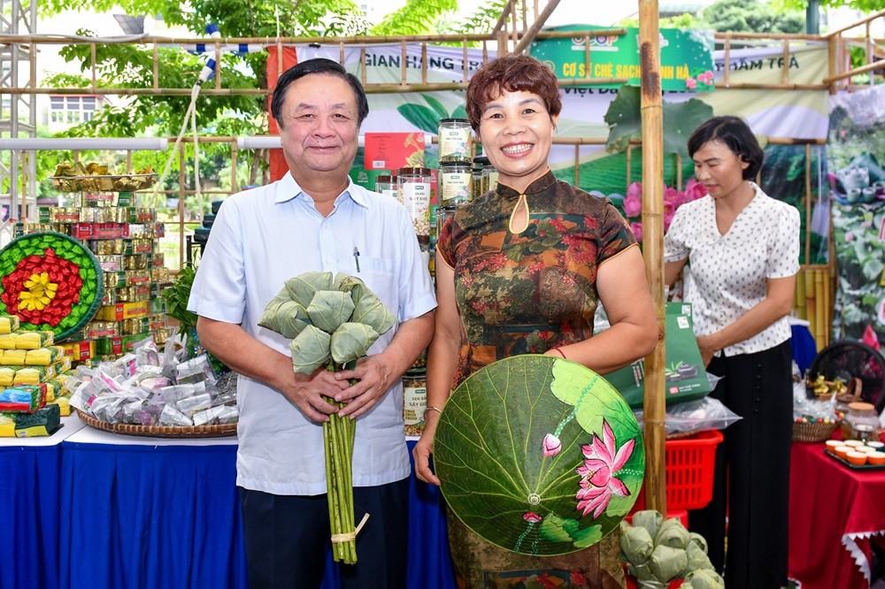 à Nội có rất nhiều đặc sản tinh túy được chế biến từ sen, vừa mang lại giá trị kinh tế, vừa là nét văn hóa đặc sắc của người Hà Thành