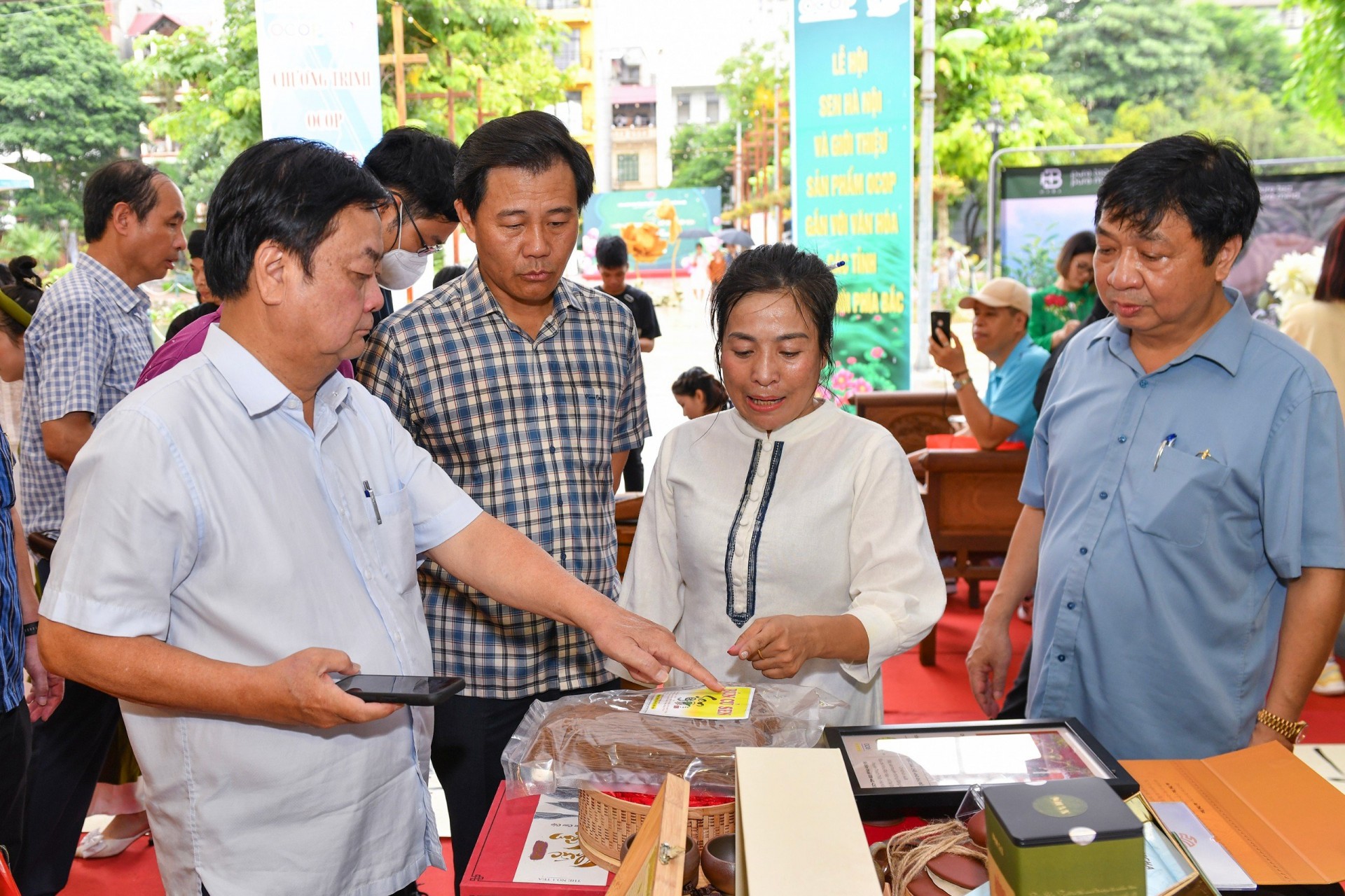 Tại Lễ hội sen Hà Nội 2024, du khách được giới thiệu các sản phẩm OCOP và đặc sản về sen; tham quan các khu trải nghiệm về sản phẩm sen (tranh, ảnh, sơn mài, thơ ca); khu trưng bày không gian giới thiệu trình diễn sản phẩm như hoa sen, tơ sen, chè sen, xôi sen, thủ công mỹ nghệ về sen, sản phẩm trang trí từ sen