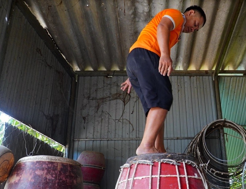 Khi da bò được căng trên tang trống, người thợ phải trèo lên trên, đôi bàn chân nhảy nhịp nhàng để tạo độ giãn. "Tùy theo trống, trống càng lớn thì phải nhảy 3-4 lần, còn trống nhỏ hơn thì 2 lần. Nhảy xong lại tiếp tục căng dây, làm sao mặt da phải căng, không ấn xuống được nữa, lúc đó mới đạt", anh Đồng chia sẻ.