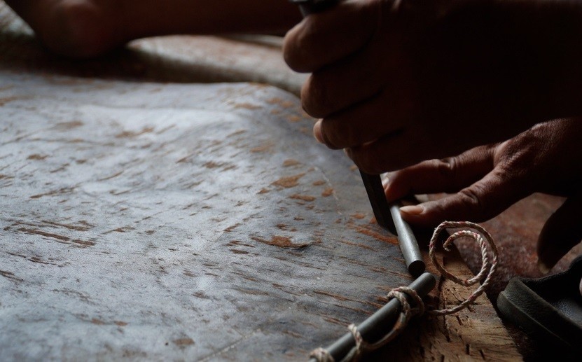 Còn phần Tang trống được làm bằng gỗ mít khô và xẻ cong. Mỗi cây gỗ được chia làm nhiều dăm khác nhau. Sau đó, thợ làm trống sẽ làm cho các dăm được gắn kết lại với nhau, tạo thành một chiếc trống kín, khít và tròn.